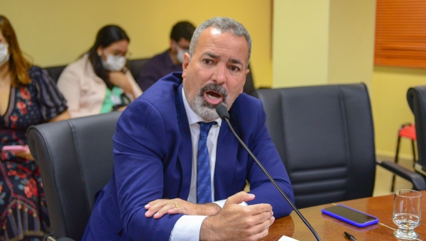 No calor do debate, Neném chama governo de "colarinho branco"